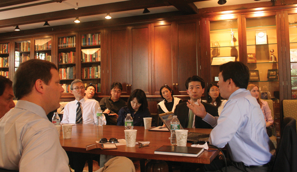 4월 8일 메드포드 소재 텁스 플레처 스쿨에서 한국정책연구그룹이 결성, 첫모임을 가졌다. 전봉근 교수(우측)가 발표하고 있다
