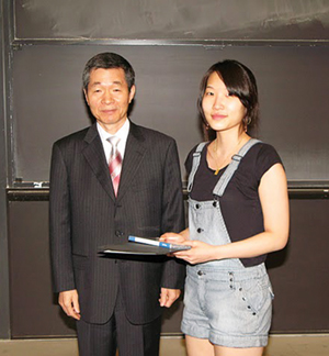 김주석 총영사가 최우수 공동 수상자인 강하영 양에게 상장을 전달하고 있다