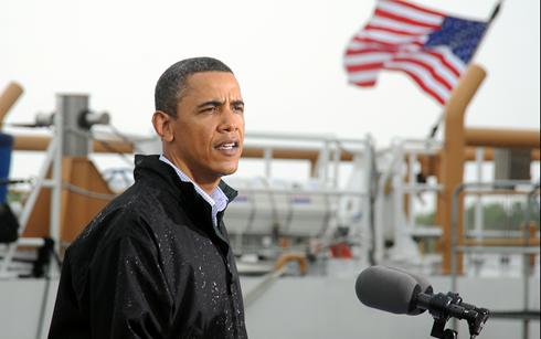 애리조나 주를 방문하여 피해 상황을 살펴 본 후 기자 회견을 하고 있는 오바마 대통령.