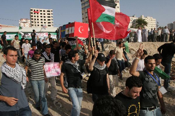 이스라엘 군의 국제 구호선 공격을 규탄하는 가자 지구의 팔레스타인 시위대.