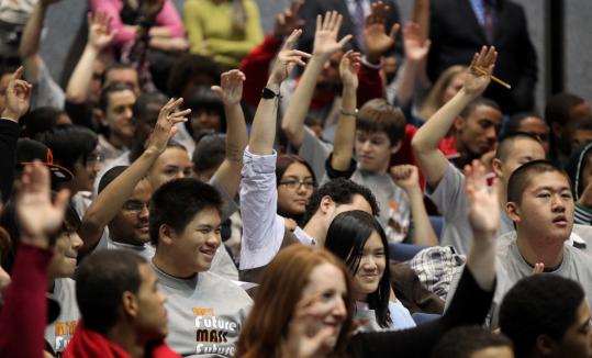 주지사 후보 토론회에 참석한 많은 학생들이 질문 기회를 얻기 위해 손을 들고 있다