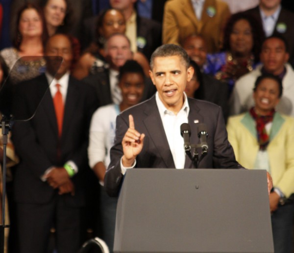 드벌 패트릭 후보(사진 좌측)가 오바마 대통령을 소개한 후 오바마 대통령이 관중들에게 연설하고 있다.