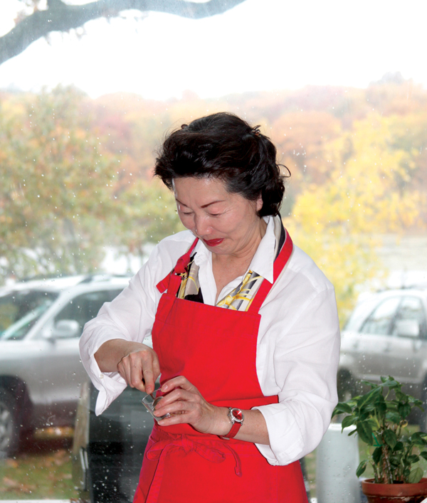 보스톤 총영사관저에서 열린 한국 음식 알리기 행사에서 한식을 시연해 보이고 있는      김영옥 요리 전문가