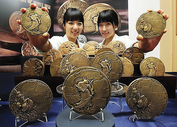 한국의 화동양행 갤러리에서 모델들이 2011년 신묘년 토끼해를 기념하기 위해  출시된  한국조폐공사의 캘린더 메달을 선보이고 있다