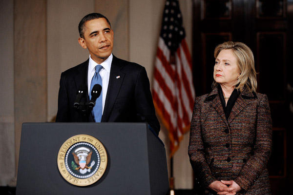 버락 오바마 대통령이 힐러리 클린턴 국무장관이 배석한 가운데 리비아 사태에 대한 비난 성명을 발표하고 있다