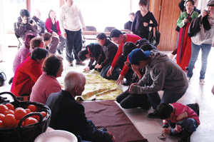 북부보스톤 한국학교에서 학생들이 노인들에게 세배를 하고있는 모습