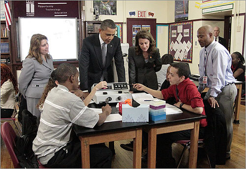 테크보스톤의 수업을 직접 참관하며 학생들과 대화를 나누고 있는 버락 오바마 대통령