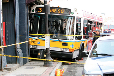 10대 청소년들이 버스 기사를 폭행해 버스가 건물에 부딪히는 사고가 발생했다