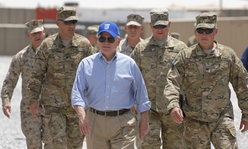 지난 일요일 아프간 주둔 미군 기지를 방문한 로버트 게이츠 국방부 장관