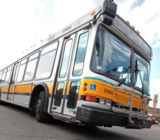 MBTA는 운전 기록에 문제가 있는 사람들도 버스 기사로 고용하고 있는 것으로 나타났다