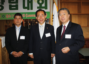 좌로부터 조온구 조직본부장, 김성곤 민주당 의원, 강준화 대표