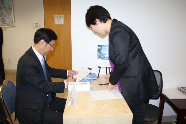 재외국민 선거 등록인 신청서를 작성하고 있는 주보스톤 총영사관의 박강호 총영사.