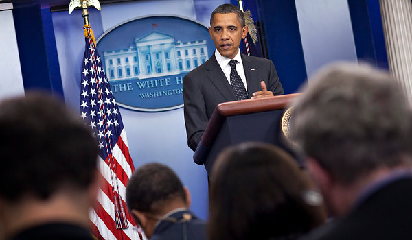 버락 오바마 대통령이 슈퍼위원회의 합의안 도출 실패에 대한 성명을 발표하고 있다