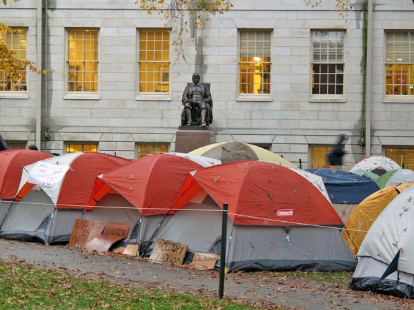 존 하버드 동상 주위로 세워져 있는 하버드 점령 시위대의 텐트들