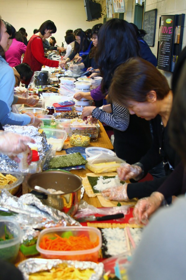 뉴잉글랜드 한국학교 학부모들이 다양한  음식들을 준비해 팔고 있는 모습
