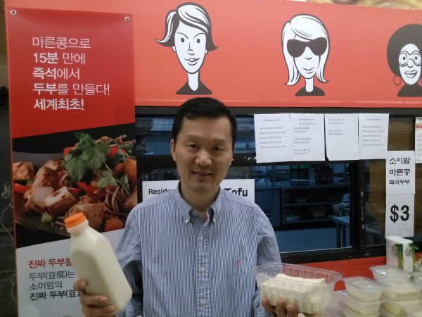 뉴욕 아씨 플라자 내 소이팜 두부 코너에서 방금 뽑아낸 두부와 두유를 들고 있는 김만호 소이팜 대표.