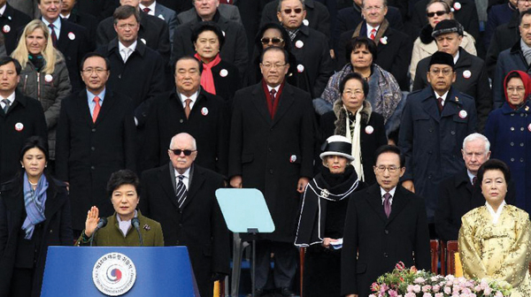 박근혜 대통령이 25일 서울 여의도 국회의사당 광장에서 열린 18대 대통령 취임식에서 취임선서를 하고 있다.
