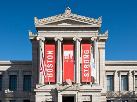 보스톤 박물관 입구에 “BOSTON STRONG”이라고 쓰여진 큰 현수막이 걸려 있다