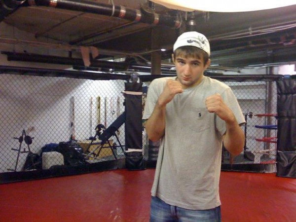 프로 MMA 선수로 활약한 토다쉐브는 수차례 일반인을 상대로 폭력을 휘둘렀다