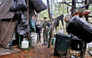나이트의 천막을 점검하고 있는 현지 경찰과 보안관들