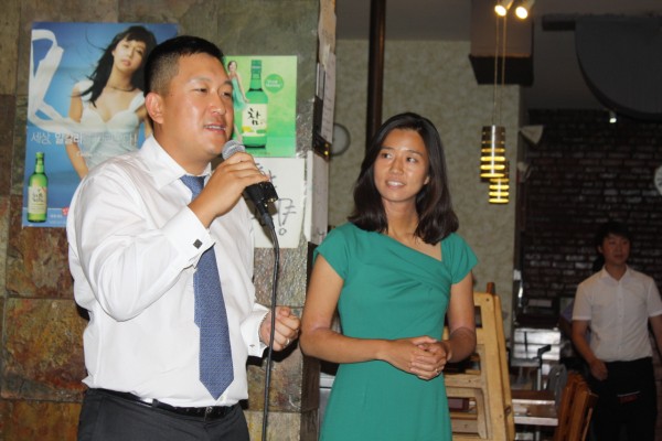 미셸 우 후원 모임을 주최한 스티븐 김 변호사가 미셸 우를 소개하고 있다.