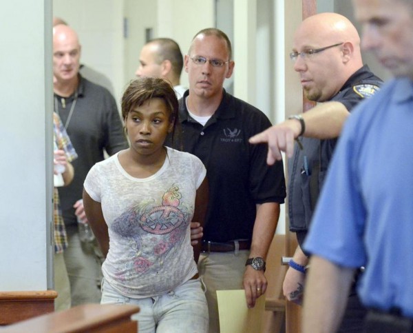 가짜 보스톤 마라톤 희생자 오드리아 가우스(사진 왼쪽 여성)가 법정에 들어서고 있다