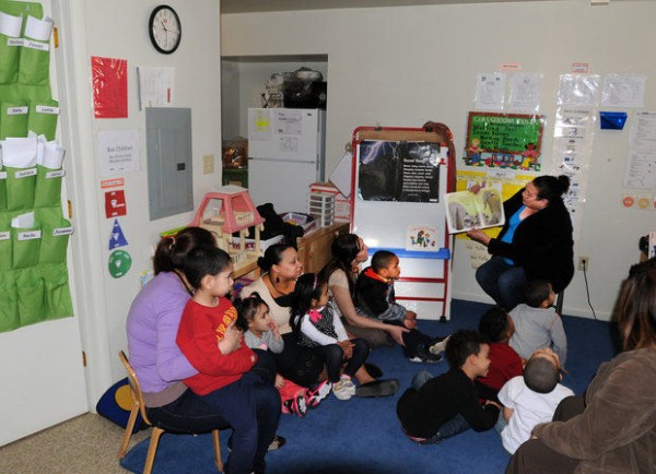 스프링 필드에 소재한 헤드 스타트 센터에서 어린이들이 함께 책을 읽고 있다