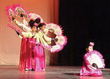 지난 5월 5일 보스톤어린이 박물관에서 개최된 한국 문화 행사 에서 소개된부채춤