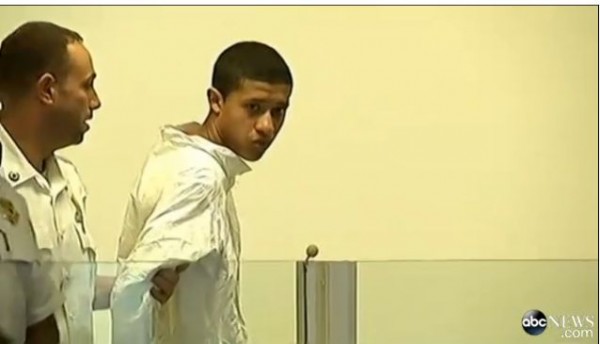 14세의 필립 키즘이 법정에 들어서고 있다. 그는 여교사 살해혐의를 받고 있다