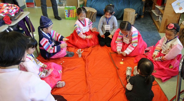 뉴잉글랜드 한국학교  겨울반 어린이들이 지난해 설날 행사에서 공기놀이를 하고 있는 모습
