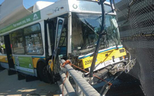 7명의 부상자가 발생한 뉴튼 버스 사고 당시 운전사가 셀폰을 휴대하고 있었다