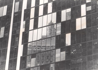 1973년 8월. 유리 패널들이 떨어진 자리에 합판을 대어놓은 존 핸콕 타워의 모습