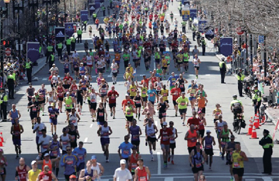 작년 보스톤 마라톤 대회에서도 마라톤 코스를 따라 수천 명의 경찰 인력이 배치되었다