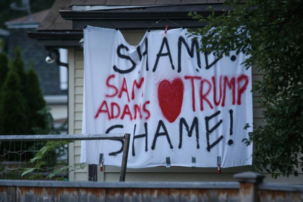 트럼프를 좋아하는 사뮤엘 아담스(맥주)가 수치스럽다는 현수막이 보스톤의 한 집에 걸려있다