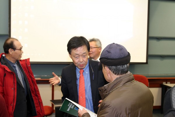 첫번째 포럼 사회를 맡았던 김종성 교수(가운데)가 윤희경 보스톤 봉사회회장과 이야기를 나누고 있다