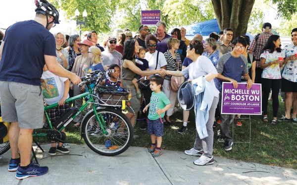 미셸 우 보스톤 시의원이 자신이 거주하는 로슬린데일에서 선거 유세를 벌이고 있다 