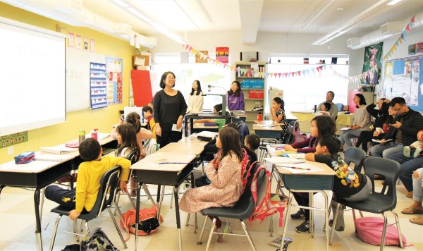 뉴잉글랜드 한국학교가 26일 1차공개수업을 갖고 학부모들이 직접 수업을 참관하고 소견서를 내도록 했다. 흥부반 이성희 교사가 수업을 진행하고 있다