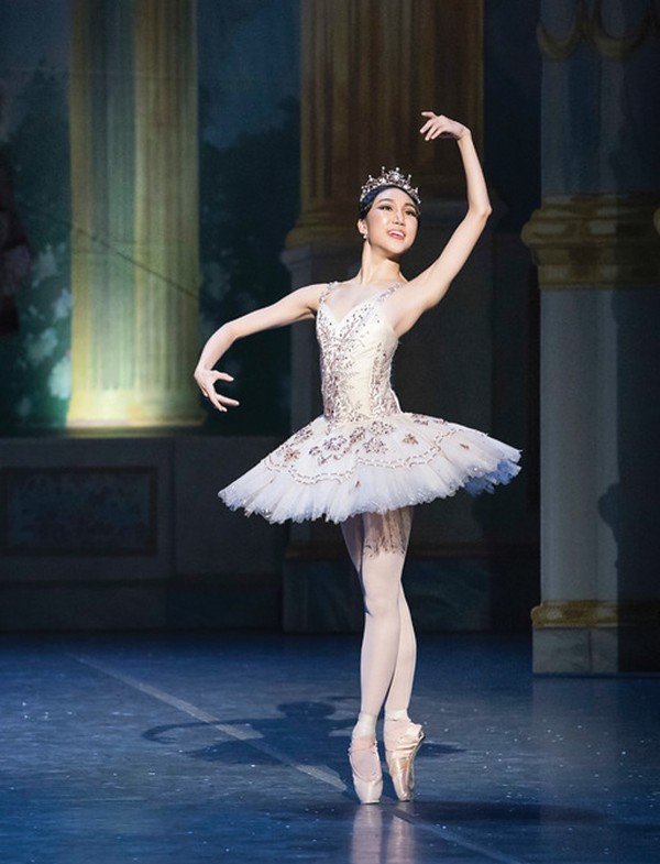 보스톤발레단의 차이코프스키 정통 호두까기인형 발레 공연에서 주연인 슈가플럼요정 역할을 맡은 채지영씨. photo by Liza Voll; courtesy of Boston Ballet