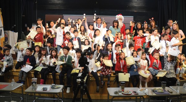 뉴잉글랜드한국학교 제 19회 교내 동요대회인 ‘꿈을 그린 노래대회’에서 수상한 학생들이 모두 모여 단체사진을 촬영했다