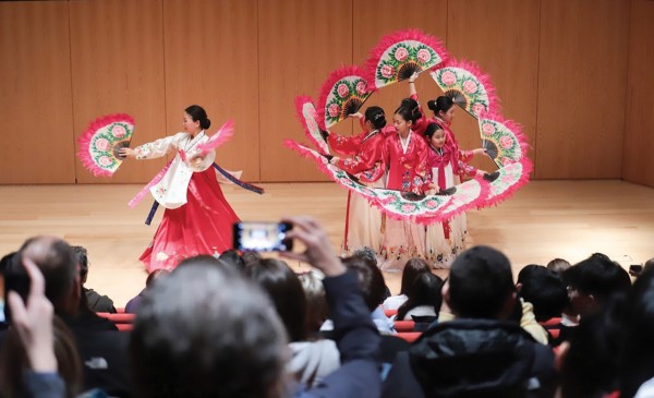 보스톤미술관 지하 알폰드 홀에서 진행된 박찬희무용단의 부채춤 공연. (사진 = 김상기)