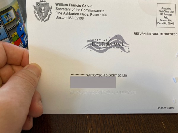 유권자들에게 이미 도착했어야 하는 우편엽서 형식의 우편 투표 신청서