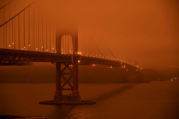산불 연기로 붉게 변한 대기 속에 보이는 샌프란시스코 금문교
