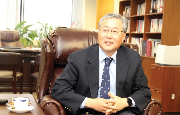 보스턴총영사 집무실에서 이임 인터뷰를 하고 있는 김용현 총영사