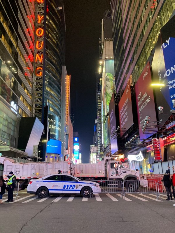 뉴욕 7번가를 막은 경찰 트럭