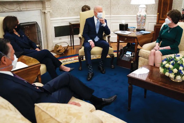바이든 대통령과 10명의 공화당 상원의원들은 1일 오후 약 2시간에 걸쳐 코로나바이러스 지원안 또는 부양책에 관해 대화를 나눴으나 구체적인 타협안을 이끌어 내지는 못했다