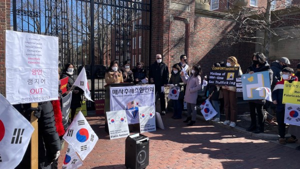 6일 오후 하버드스퀘어에서 열린 램지어 항의 집회에서 서영애 한인회장이 램지어의 사퇴를 요구하는 성명을 발표하고 있다