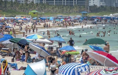 메모리얼데이인 지난달 31일(현지시간) 미국 플로리다주 마이애미비치에 사람들이 몰려나와 해수욕을 즐기고 있다.
