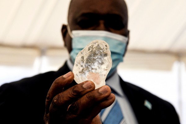 16일(현지시간) 보츠와나 수도 가보로네에서 모크위치 마시시 대통령이 1천98캐럿 다이아몬드를 들고 있다.