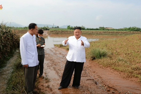 김정은 노동당 총비서가 작년 8월 황해북도 은파군 대청리 수해현장을 방문한 모습.