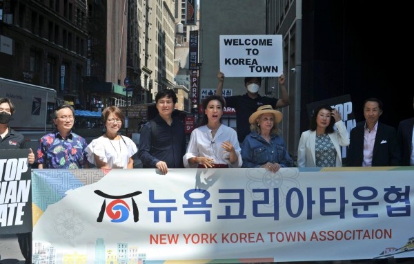 뉴욕 코리아타운을 방문한 캐롤린 멀로니 의원(우측에서 세번째)과 김민선 한인사박물관장(중앙 백색 상의
